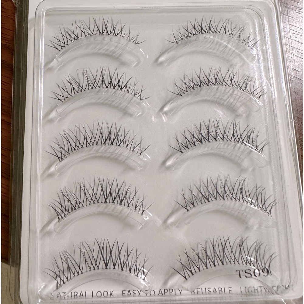 eyelashes
